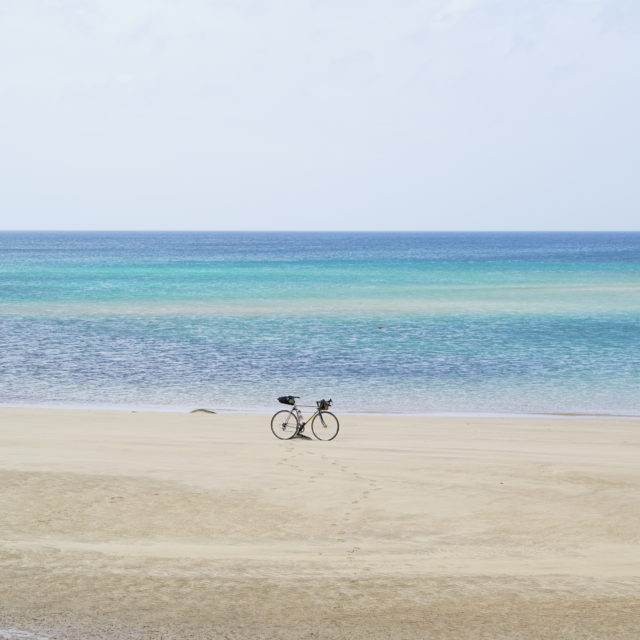 美しいビーチとダークツーリズム-FDA飛行機輪行で五島列島へ